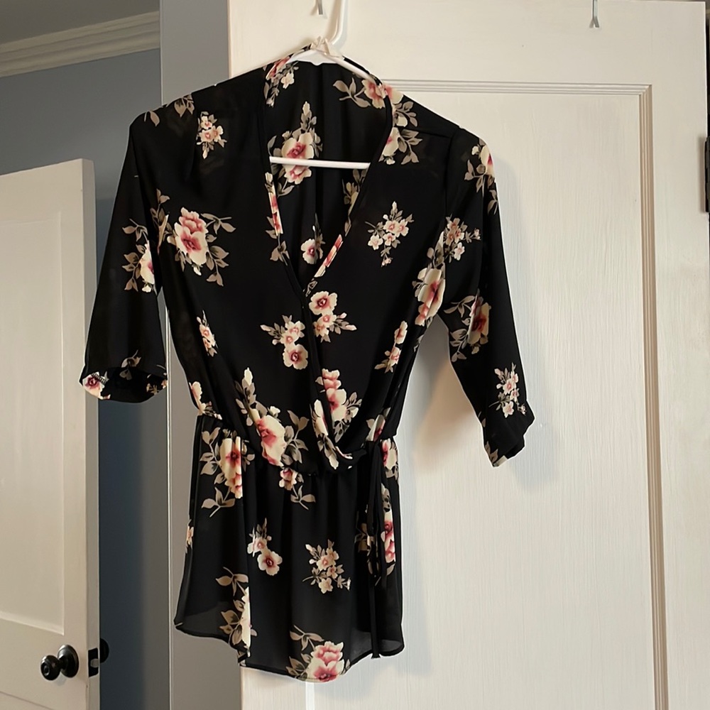 FEMININE FLORAL PEPLUM TOP! SIZE:SMALL!